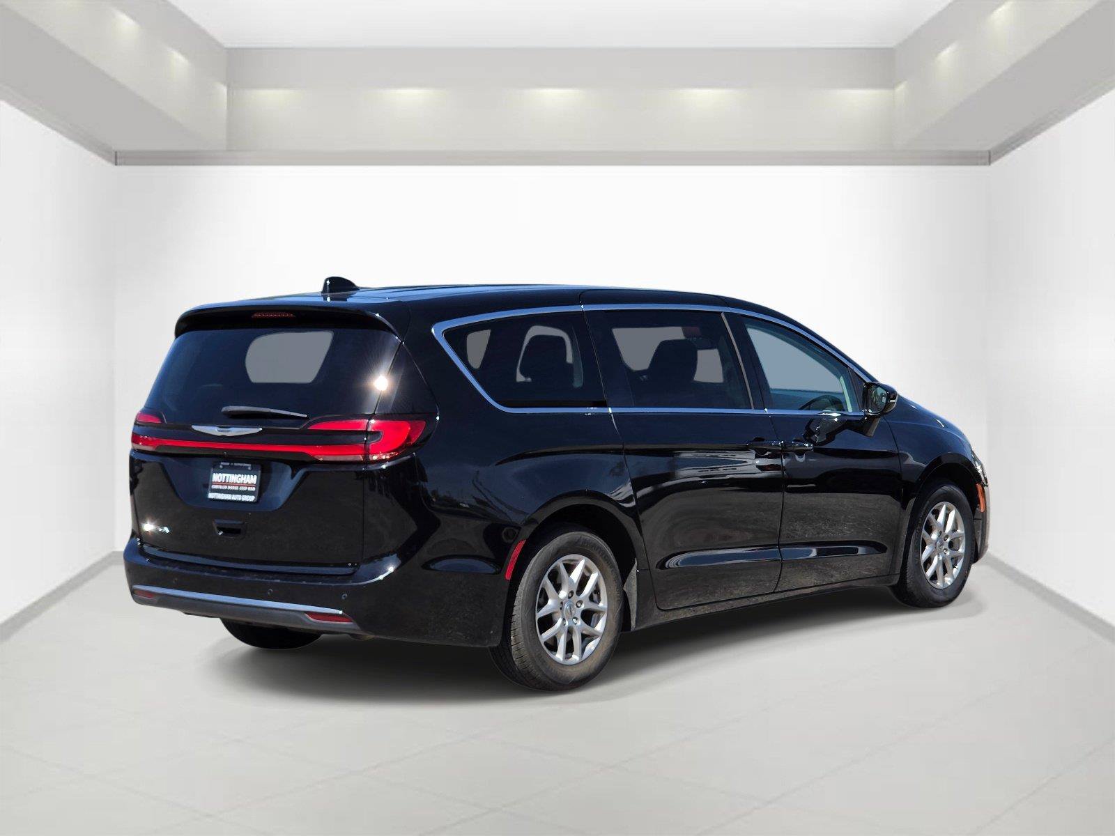 Used 2024 Chrysler Pacifica Touring-L FWD image 6