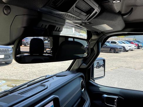 Certified 2025 Jeep Gladiator Sport image 31