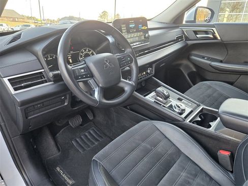 Used 2024 Mitsubishi Outlander SE image 13