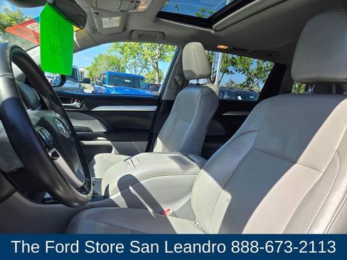 Used 2019 Toyota Highlander XLE AWD/4WD image 11
