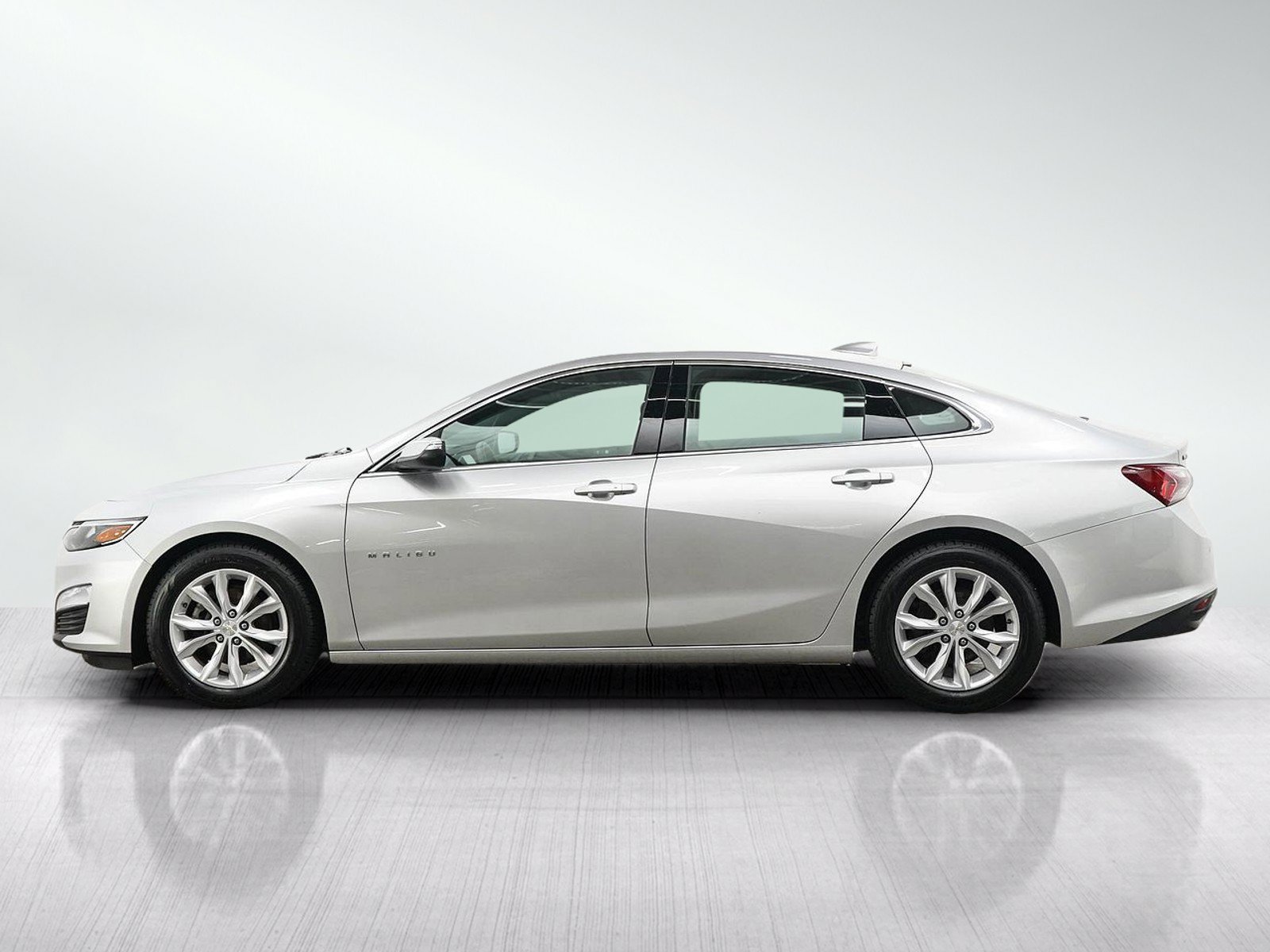 Used 2019 Chevrolet Malibu Hybrid FWD image 2
