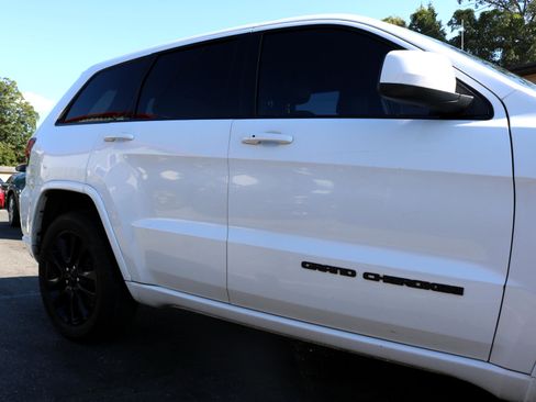 Used 2019 Jeep Grand Cherokee Altitude image 9