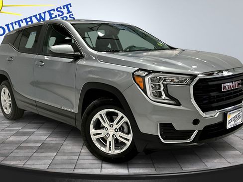 Used 2024 GMC Terrain SLE image 3