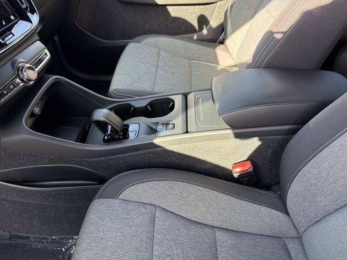 Used 2024 Volvo XC40 B5 Core image 14