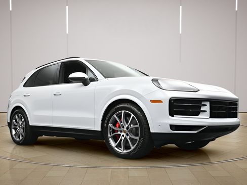 Certified 2025 Porsche Cayenne S AWD/4WD image 29