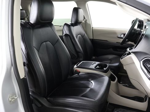 Used 2024 Chrysler Pacifica Touring-L FWD image 30