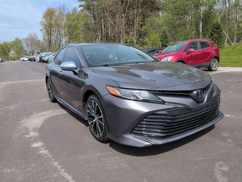 Used 2019 Toyota Camry SE FWD image 3