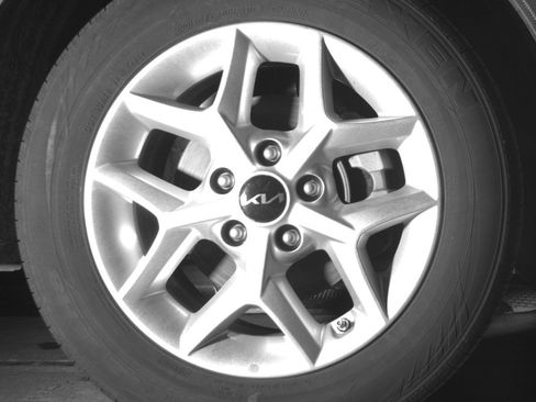 Used 2025 Kia Soul LX w/ LX Technology Package FWD image 13