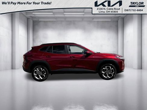 Used 2025 Chevrolet Trax LT w/ LT Convenience Package FWD image 18