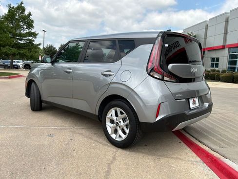 Used 2025 Kia Soul LX w/ LX Technology Package FWD image 8
