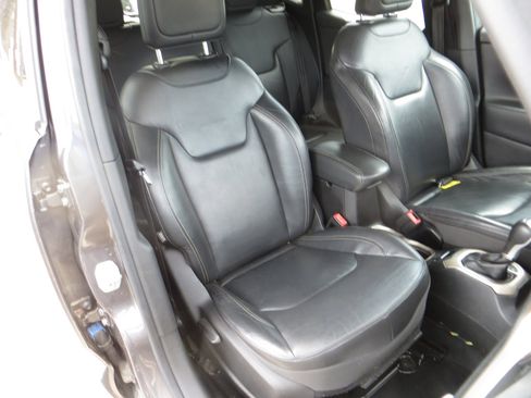 Used 2016 Jeep Renegade Limited image 7