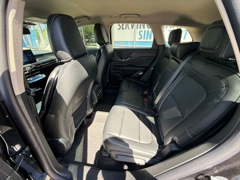 Used 2025 Lincoln Corsair AWD image 7