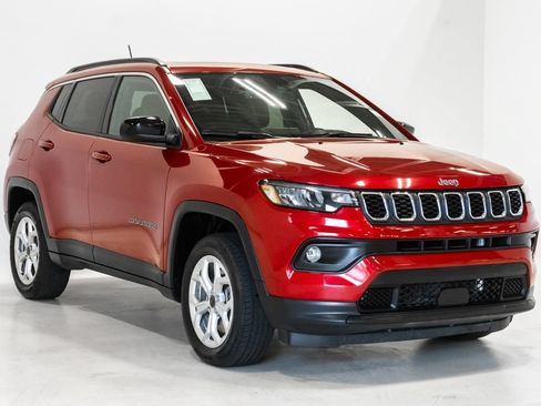 Used 2025 Jeep Compass Latitude w/ Sun & Sound Group AWD/4WD image 6
