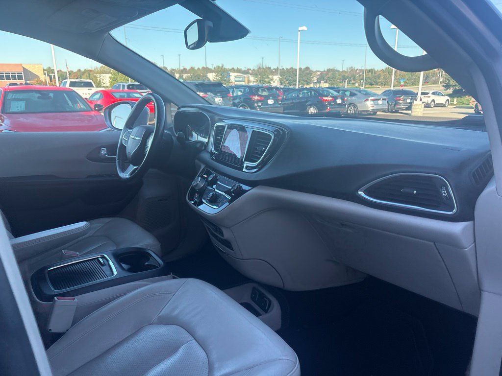 Used 2019 Chrysler Pacifica Touring-L Plus FWD image 27