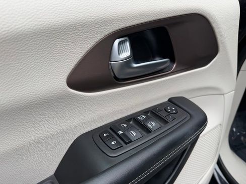 Used 2023 Chrysler Voyager LX FWD image 16