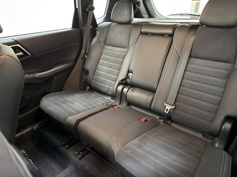 Used 2023 Mitsubishi Outlander SE image 13