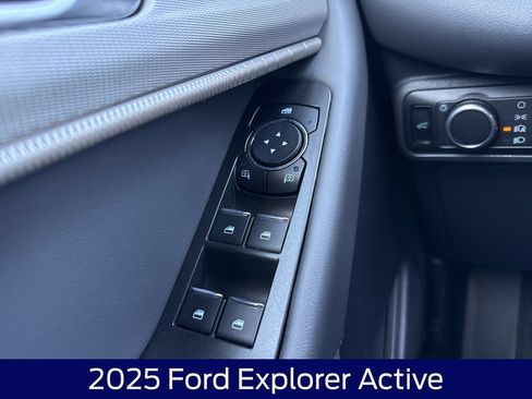 Used 2025 Ford Explorer Active AWD/4WD image 27