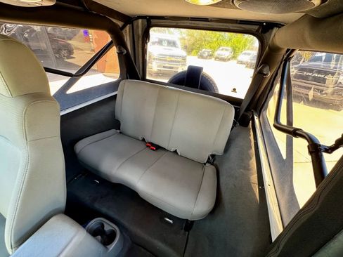 Used 2006 Jeep Wrangler Unlimited w/ Premium Audio Group image 16