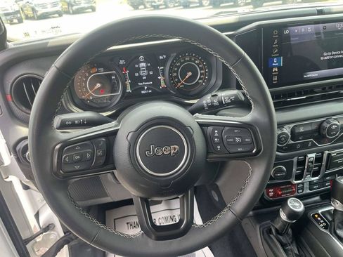 Used 2025 Jeep Wrangler Unlimited Rubicon AWD/4WD image 19