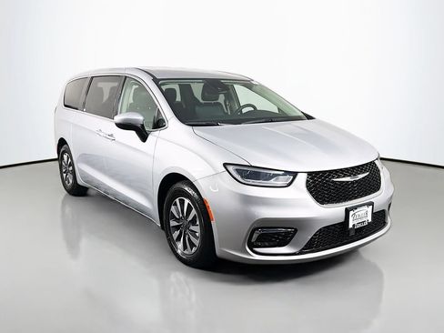 Used 2023 Chrysler Pacifica Touring-L FWD image 1