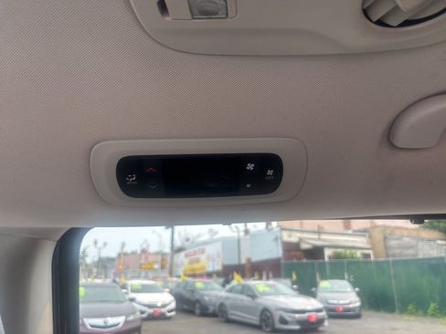 Used 2020 Chrysler Voyager Lxi FWD image 41
