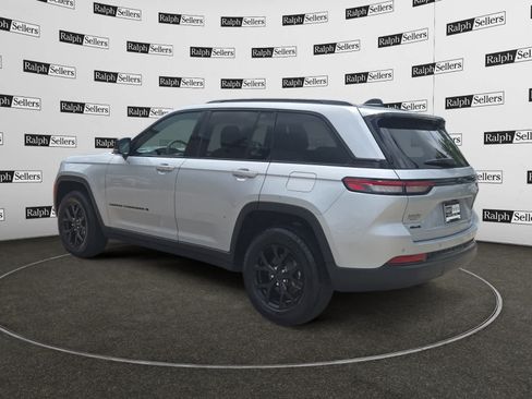 Used 2025 Jeep Grand Cherokee Altitude AWD/4WD image 4