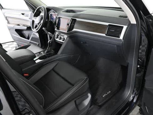 Certified 2022 Volkswagen Atlas SE w/ Panoramic Sunroof Package image 12