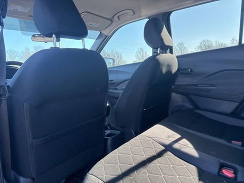 Used 2019 Nissan Kicks S image 9