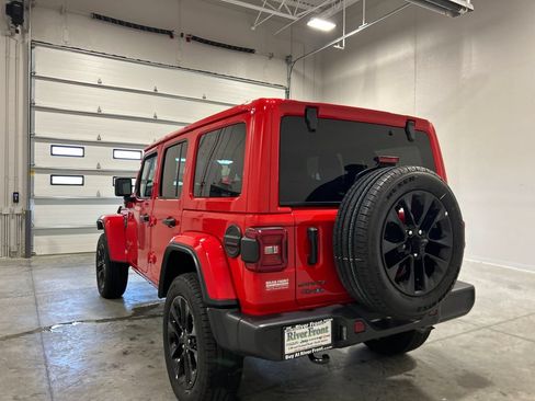 Used 2025 Jeep Wrangler Unlimited Sahara w/ Safety Group AWD/4WD image 8