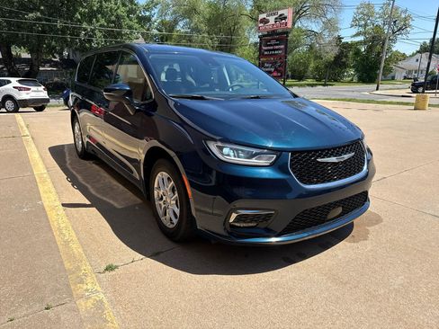 Used 2023 Chrysler Pacifica Touring-L FWD image 3