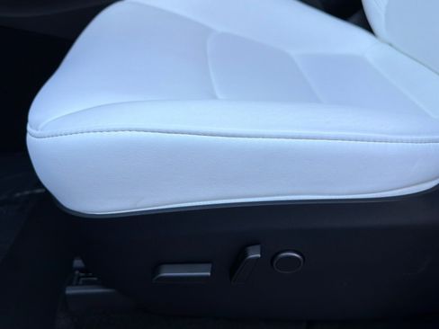 Used 2024 Tesla Model Y 2WD image 14