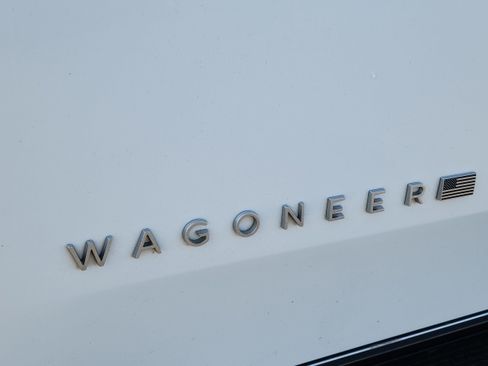 Used 2023 Jeep Wagoneer Series III w/ Preferred Equipment Group AWD/4WD image 6