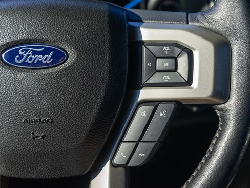 Used 2022 Ford F250 Lariat w/ Black Appearance Pkg image 21