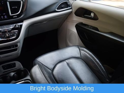 Used 2017 Chrysler Pacifica Touring-L FWD image 14