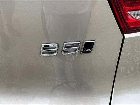 Used 2023 Volvo XC40 B5 Plus image 8