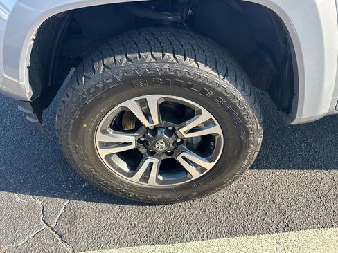 Used 2019 Toyota Tacoma TRD Sport w/ Technology Package image 13