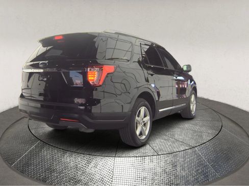 Used 2019 Ford Explorer XLT FWD image 2