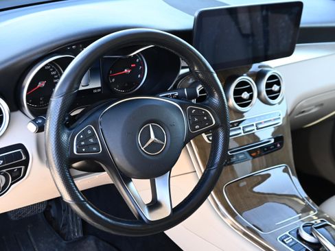 Used 2019 Mercedes-Benz GLC 300 4MATIC image 9