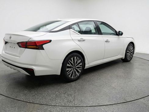 Used 2025 Nissan Altima 2.5 SV image 9