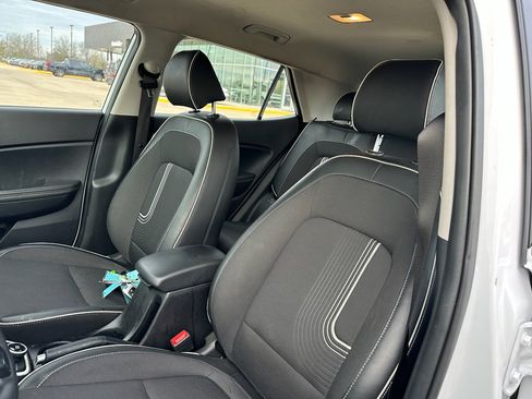 Used 2025 Hyundai Venue Limited image 12