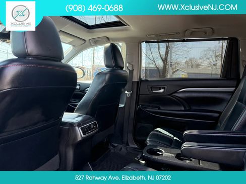 Used 2019 Toyota Highlander SE image 26