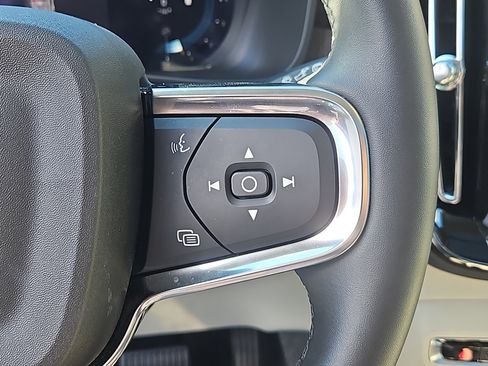 Used 2025 Volvo XC40 B5 Ultra w/ Climate Package image 20