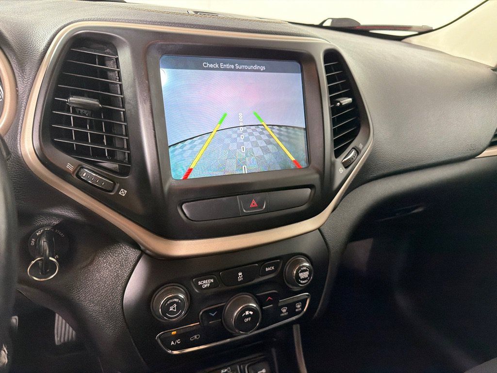Used 2017 Jeep Cherokee Latitude FWD image 16