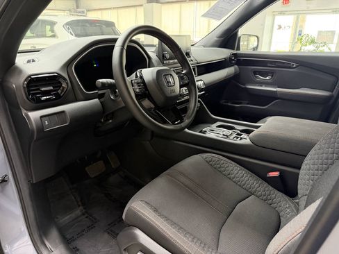 Used 2025 Honda Pilot Sport image 20