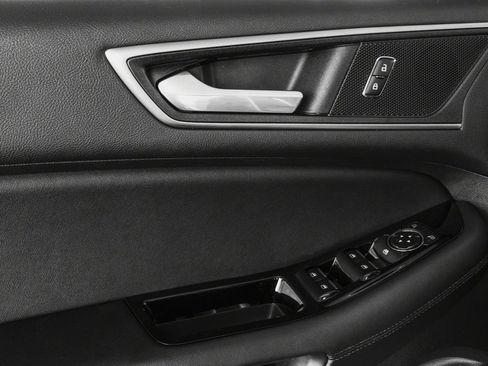 Used 2018 Ford Edge SE FWD image 15