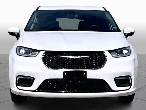 Used 2023 Chrysler Pacifica Touring-L image 4