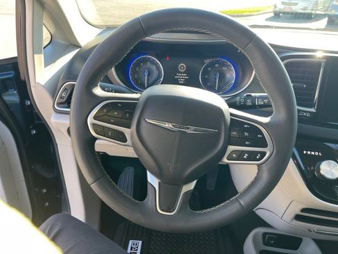 Used 2023 Chrysler Pacifica Touring-L FWD image 19