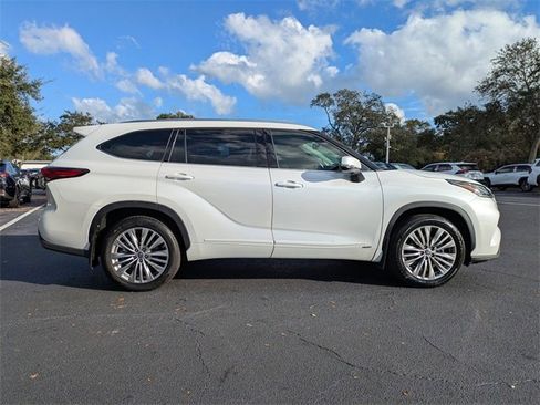 Used 2022 Toyota Highlander Platinum image 3