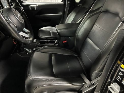 Used 2022 Jeep Wrangler Unlimited Sahara AWD/4WD image 21