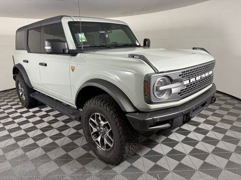 Used 2023 Ford Bronco Badlands image 9
